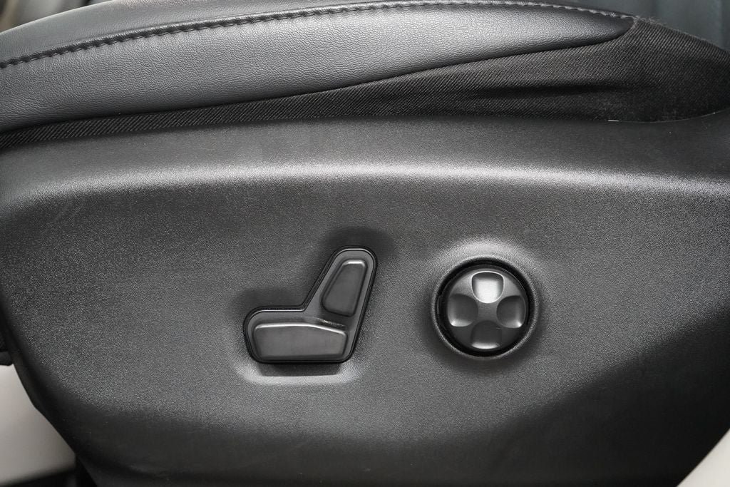 Used 2024 Chrysler Pacifica Touring-L FWD image 12