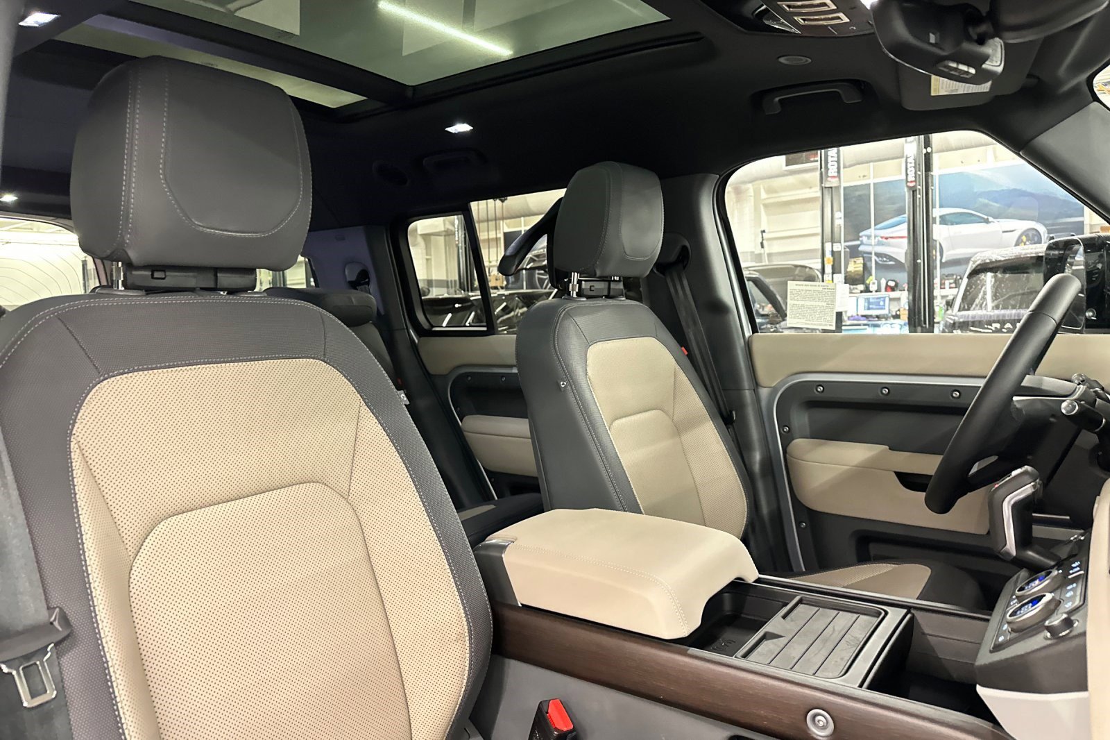 Used 2023 Land Rover Defender 130 X-Dynamic SE image 31