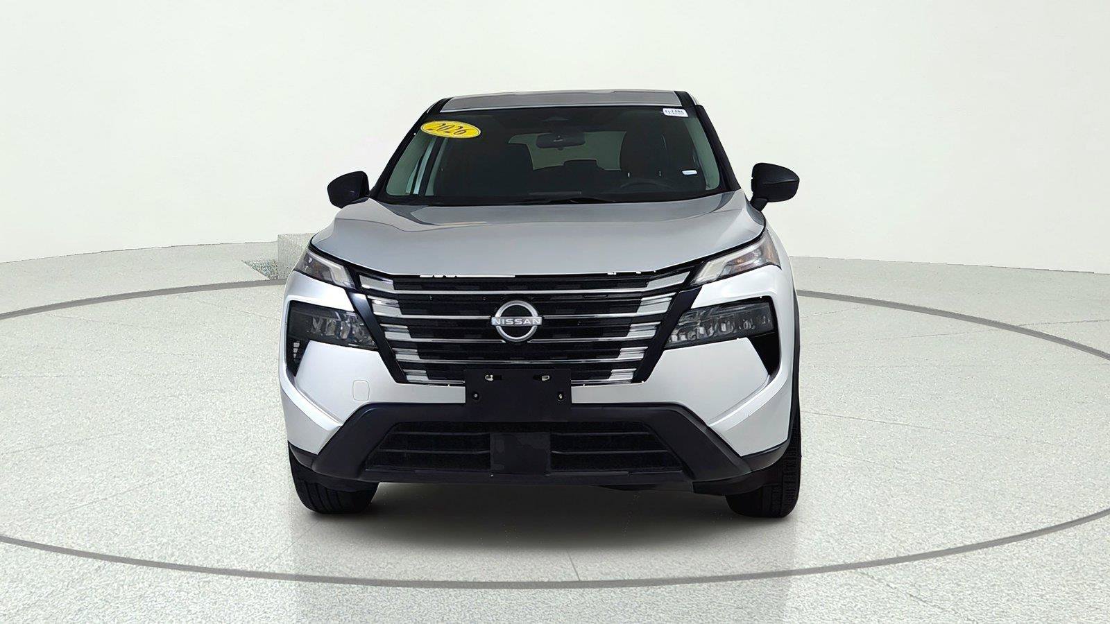 Used 2024 Nissan Rogue S AWD/4WD image 2