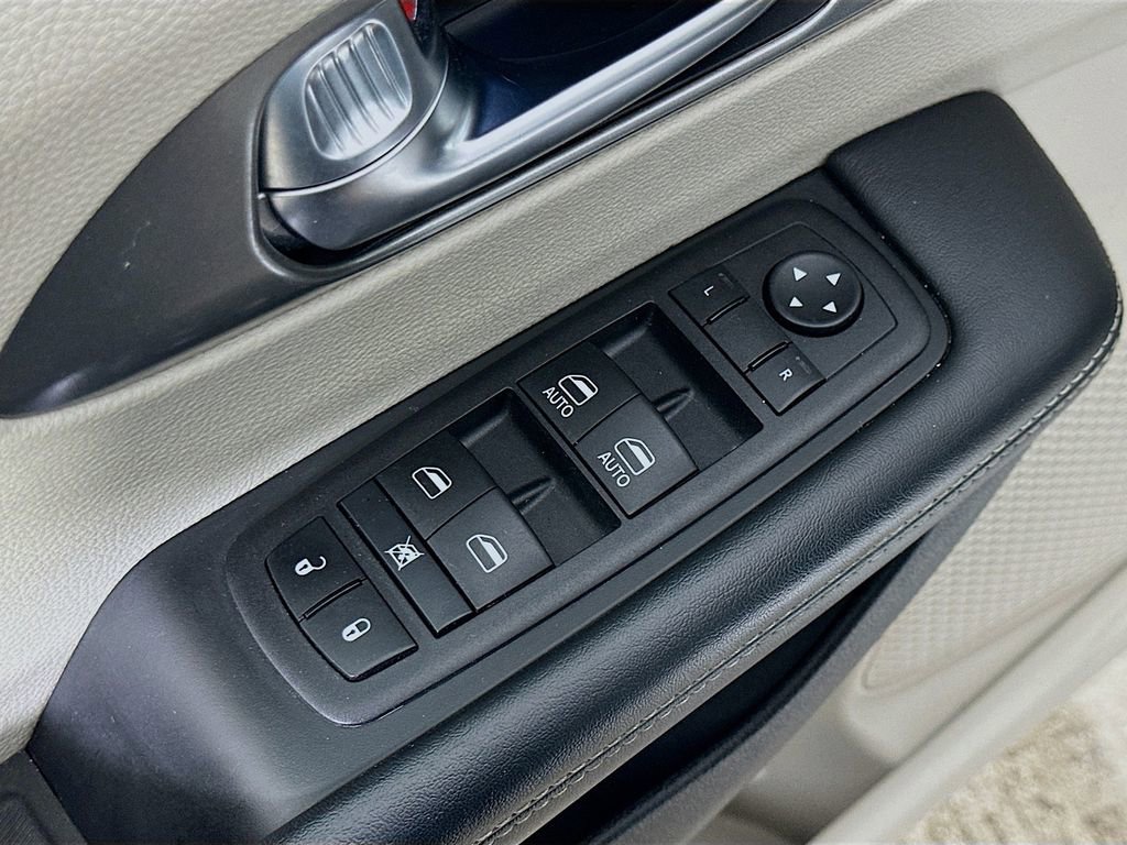 Used 2023 Chrysler Pacifica Touring-L image 21