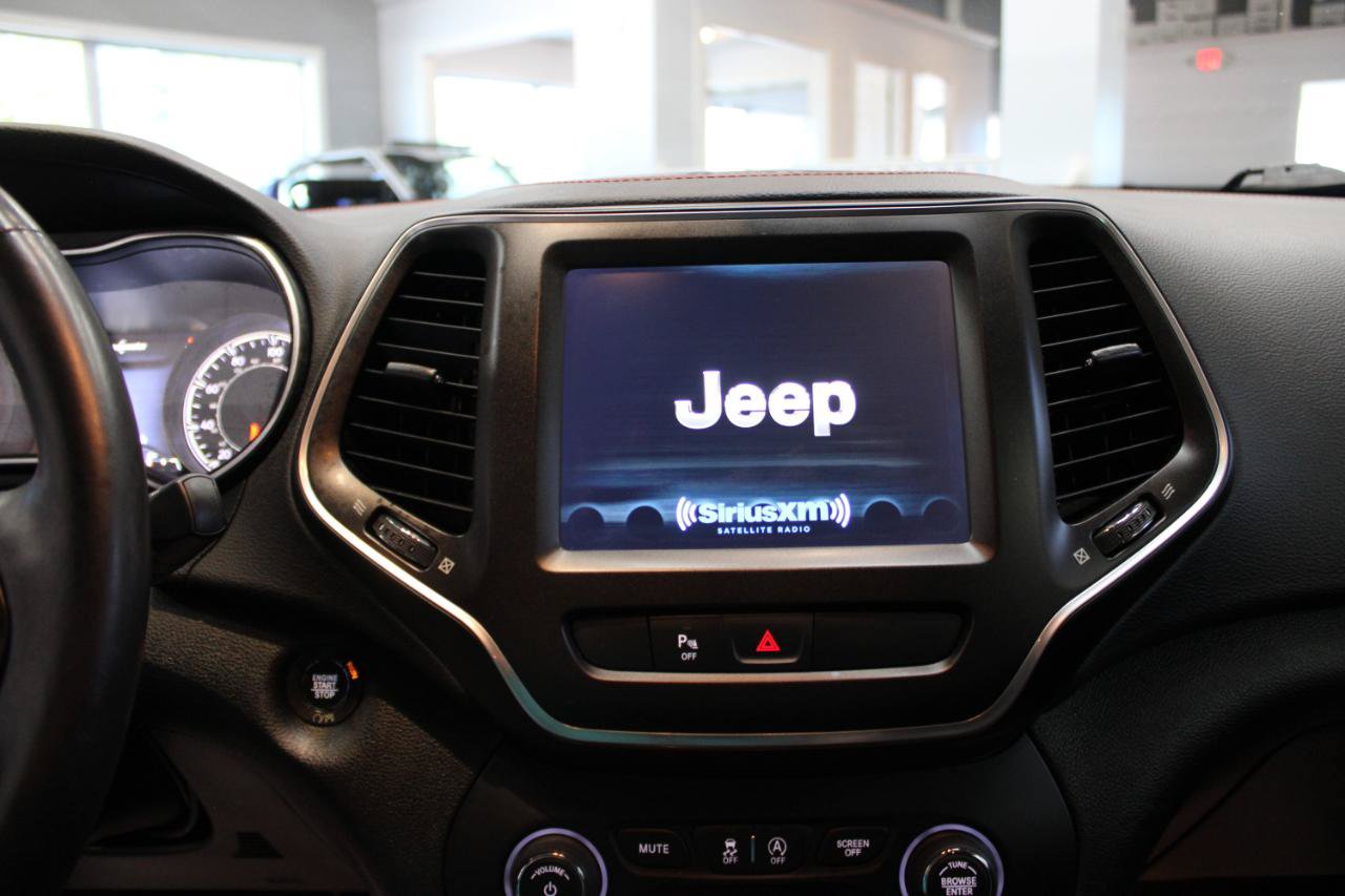 Used 2019 Jeep Cherokee Trailhawk w/ Cold Weather Group AWD/4WD image 18