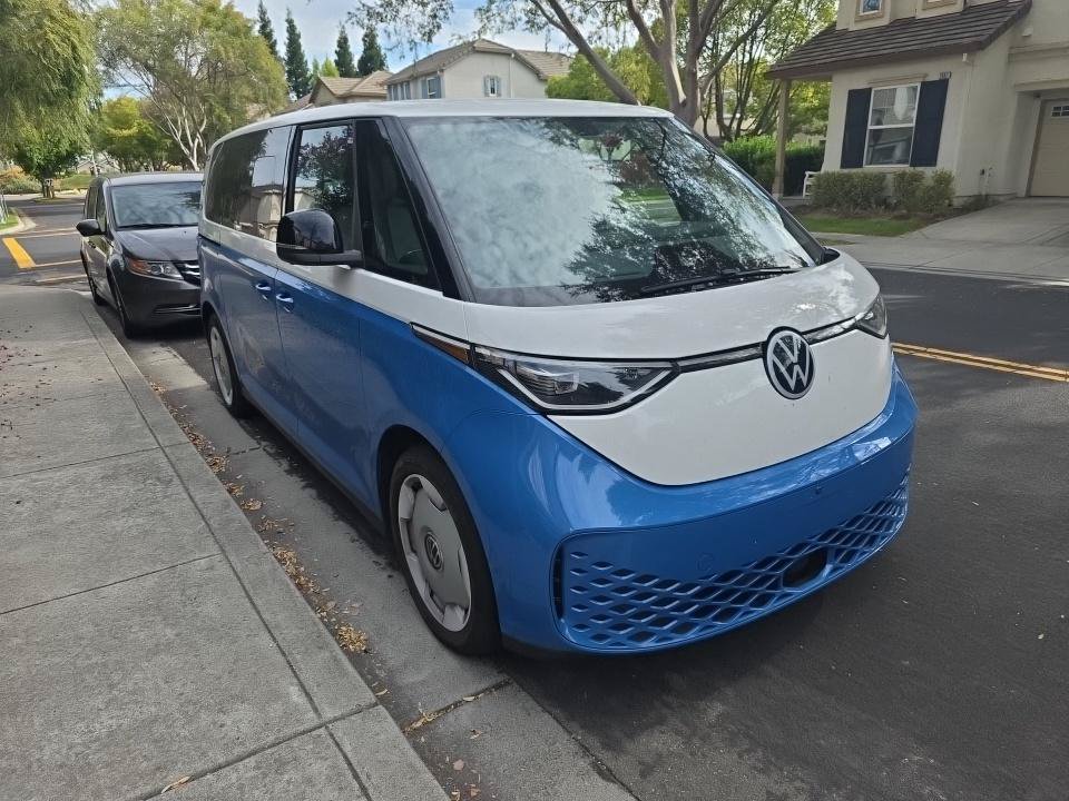 Used 2025 Volkswagen ID. Buzz 1st Edition RWD image 2