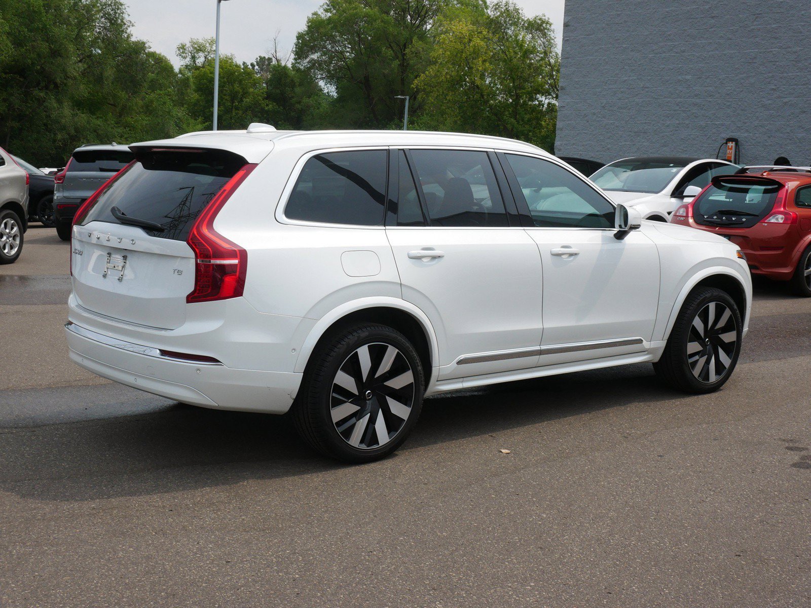 Certified 2025 Volvo XC90 T8 Plus w/ Protection Package Premier AWD/4WD image 7