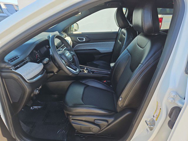 Used 2025 Jeep Compass Latitude AWD/4WD image 18