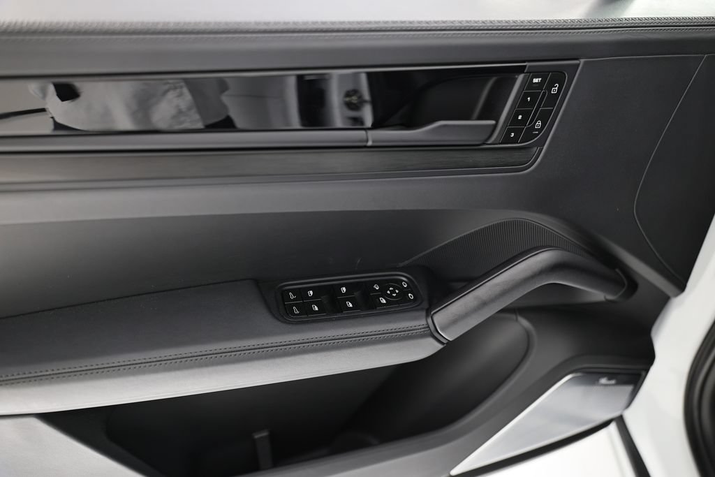 Certified 2025 Porsche Cayenne GTS AWD/4WD image 18