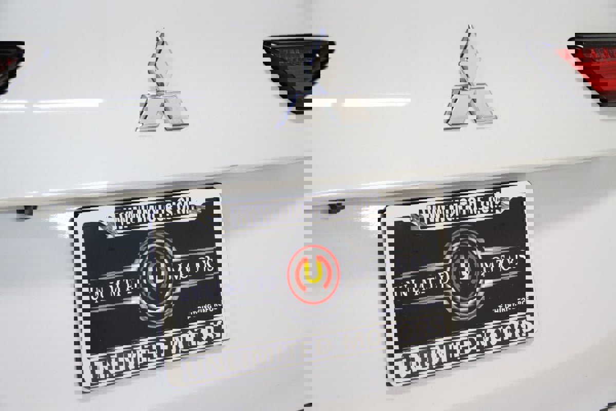 Used 2024 Mitsubishi Outlander 4WD Plug-In Hybrid image 4