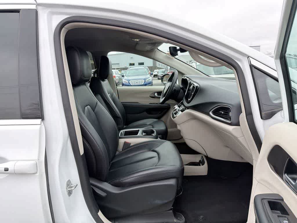 Used 2024 Chrysler Pacifica Touring-L FWD image 26