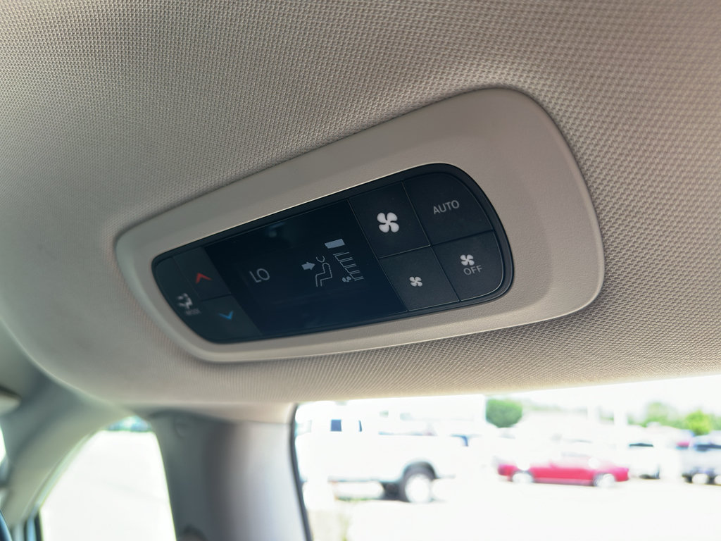 Used 2024 Chrysler Pacifica Touring-L FWD image 30