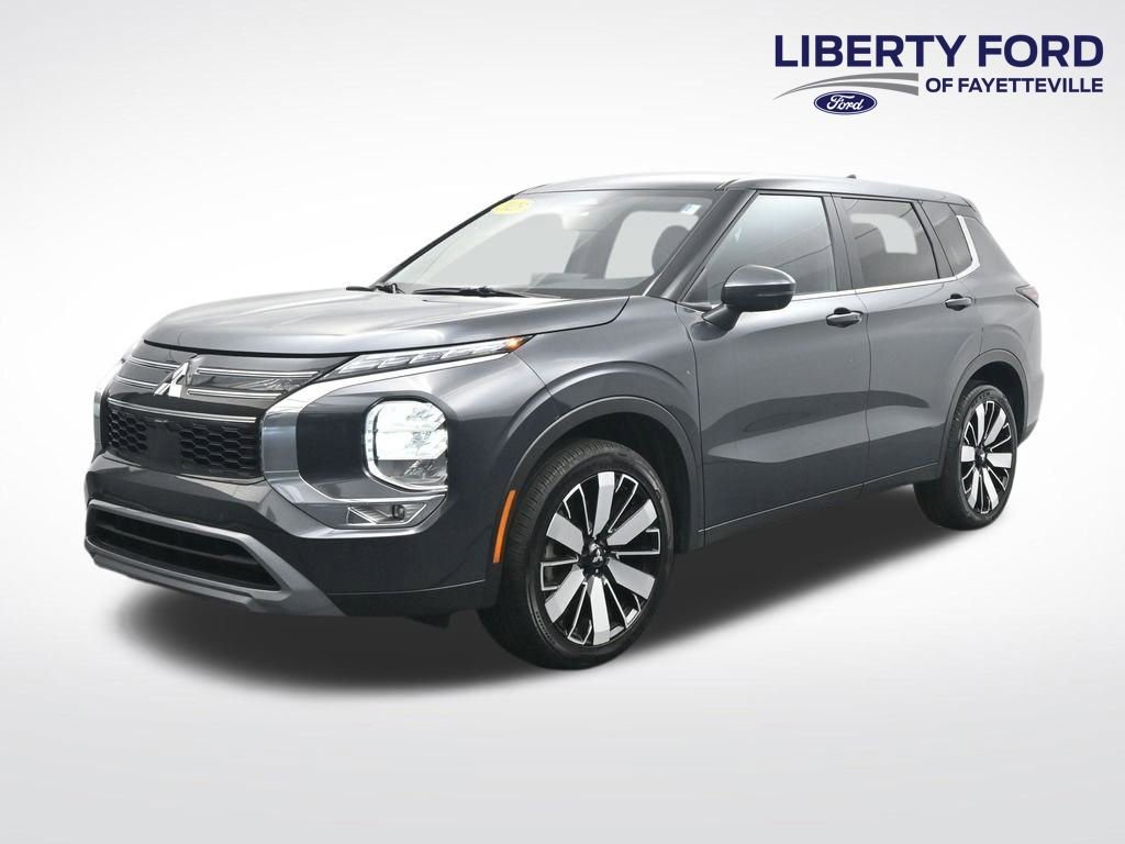 Used 2025 Mitsubishi Outlander SE image 1