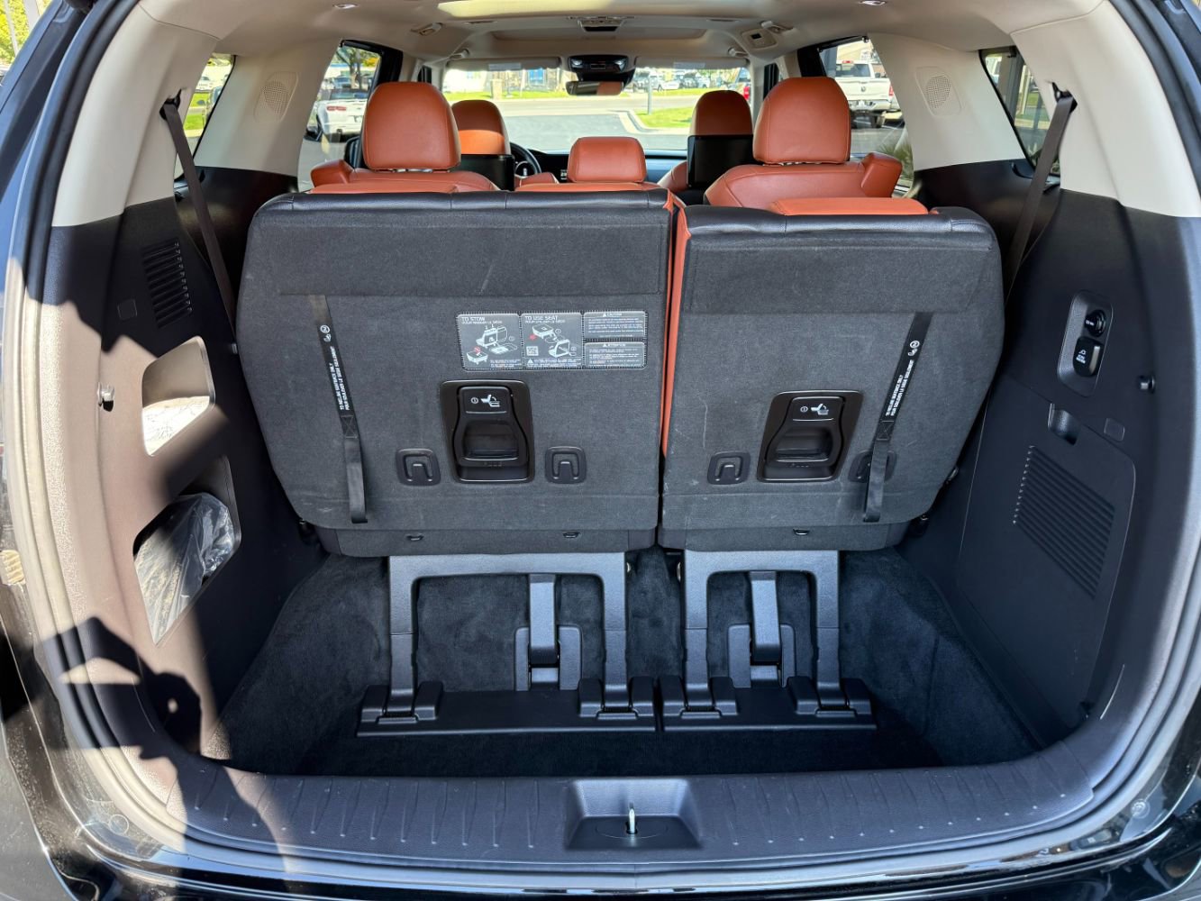 Used 2024 Kia Carnival SX Prestige image 32