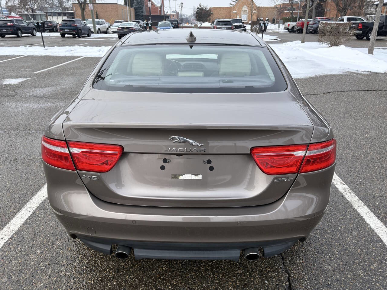 Used 2017 Jaguar XE Premium image 11