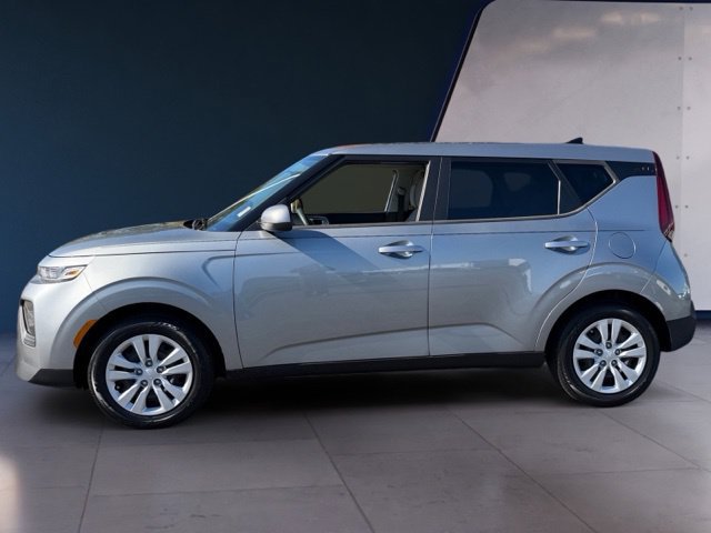 Used 2022 Kia Soul LX FWD image 2
