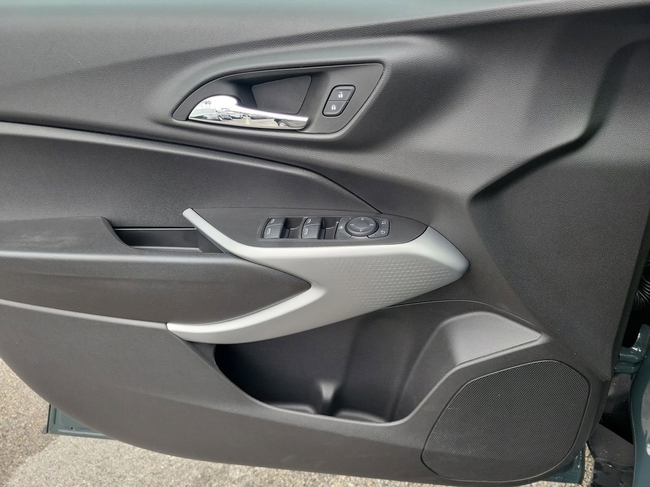 Used 2025 Chevrolet Trax LS image 24