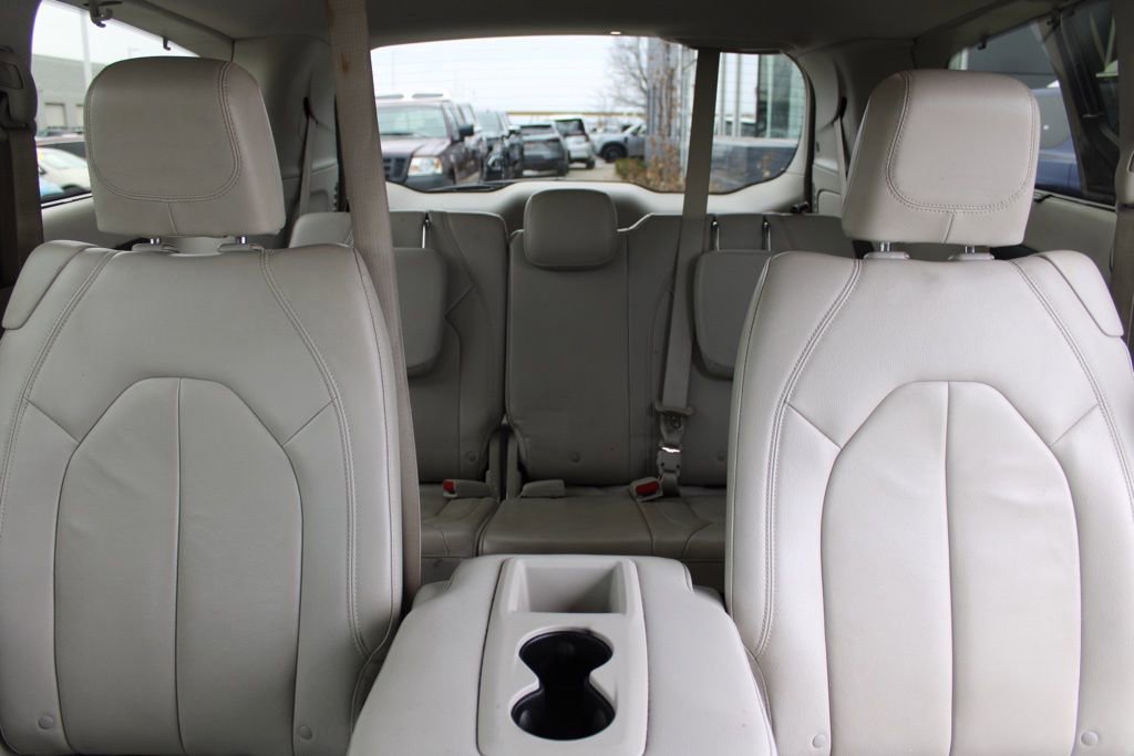 Used 2017 Chrysler Pacifica Touring-L image 30