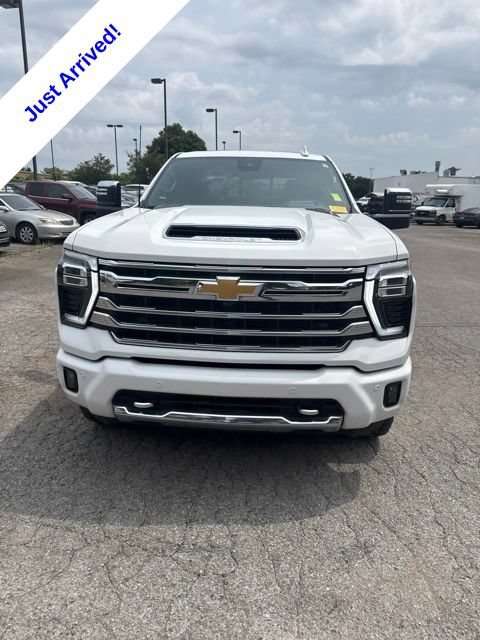 Used 2025 Chevrolet Silverado 3500 High Country w/ High Country Premium Package AWD/4WD image 2