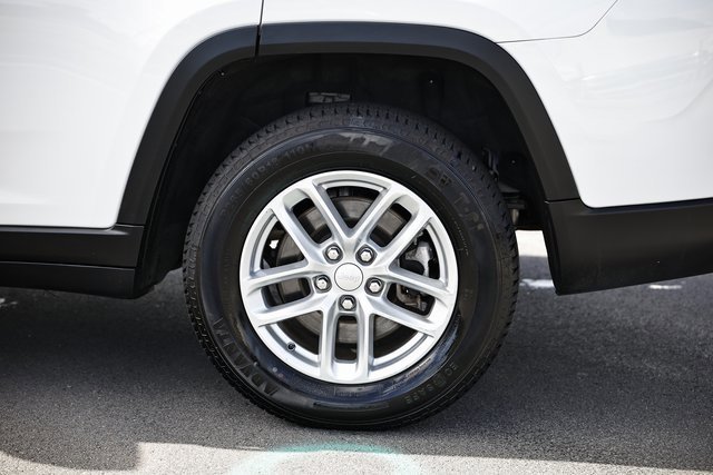 Used 2023 Jeep Grand Cherokee L Laredo image 6