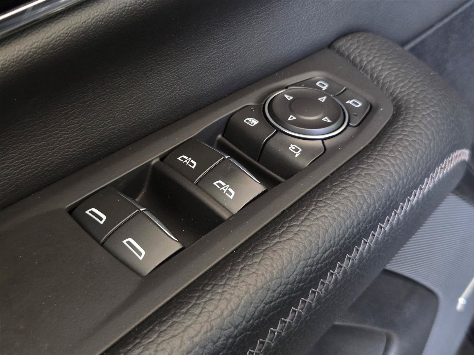 Used 2025 GMC Yukon Denali RWD image 26