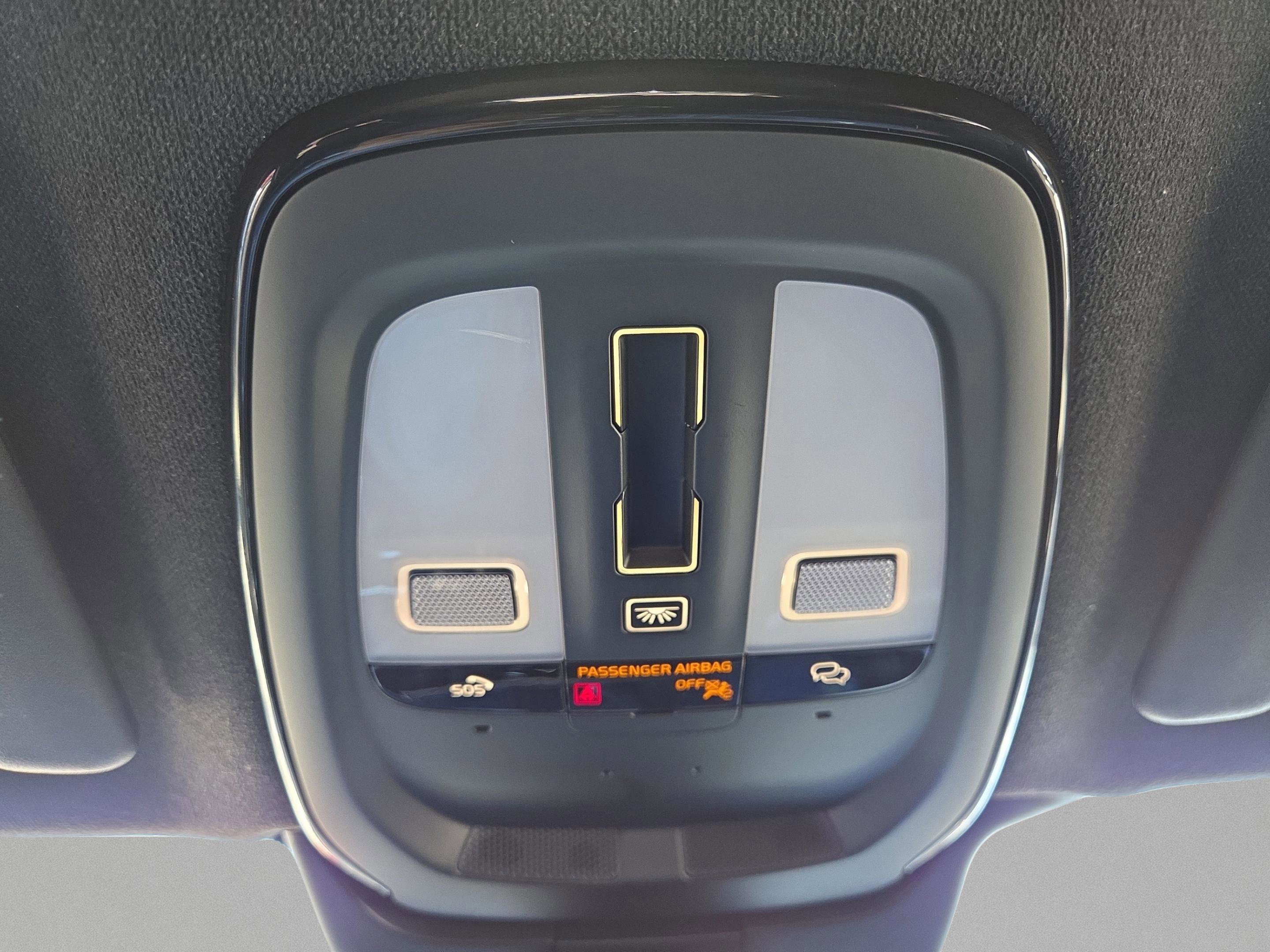 Used 2025 Volvo XC40 B5 Plus image 19