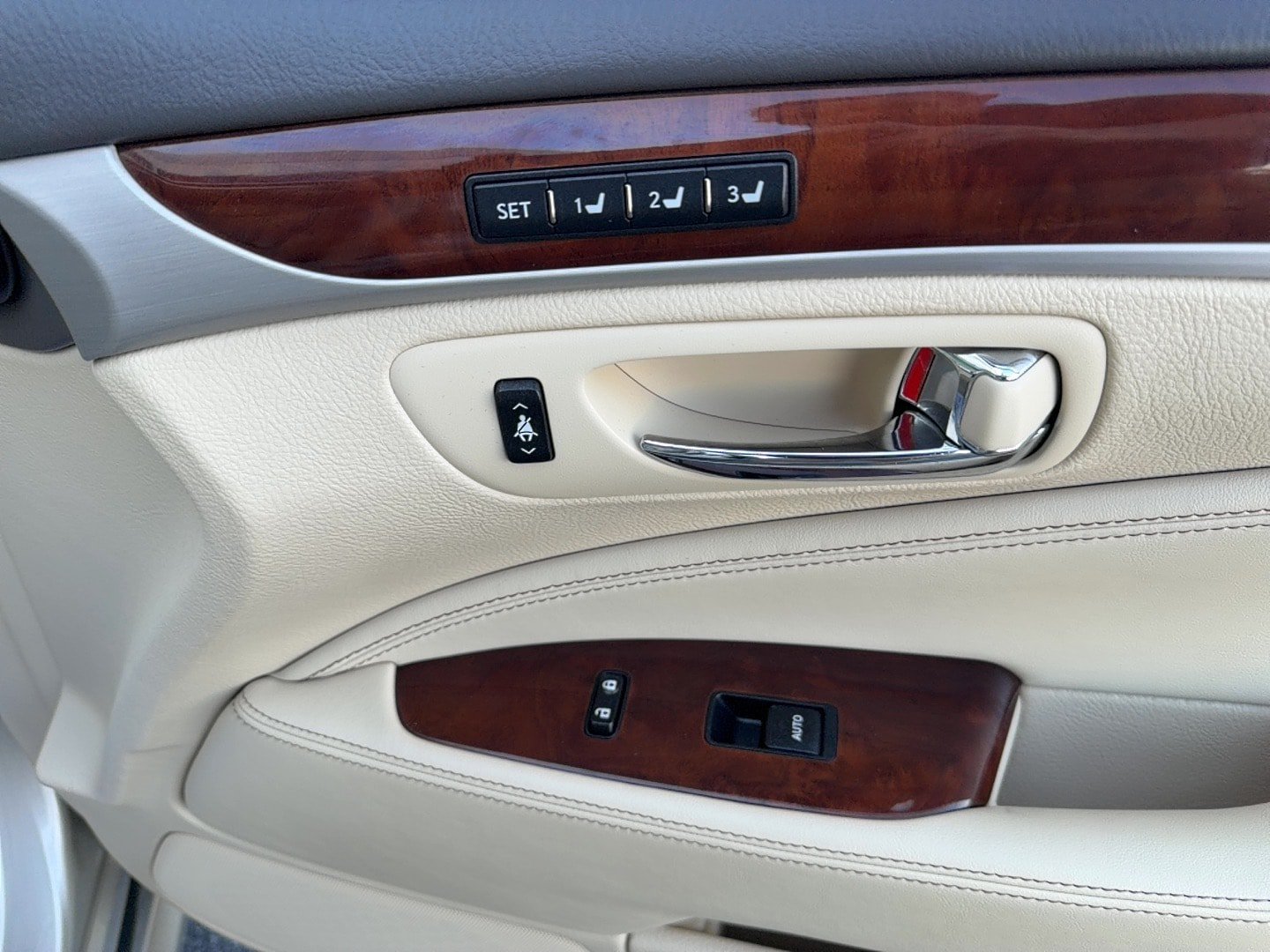 Used 2013 Lexus LS 460 L w/ All-Weather Pkg RWD image 22