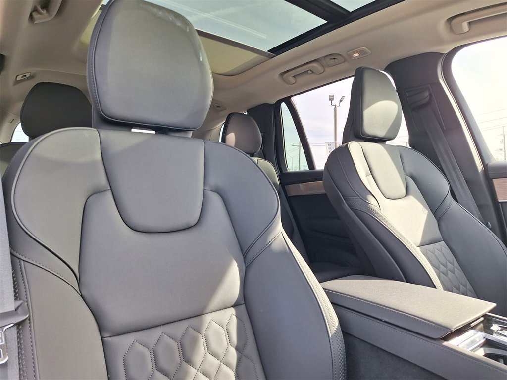 Used 2025 Volvo XC90 B6 Plus image 27