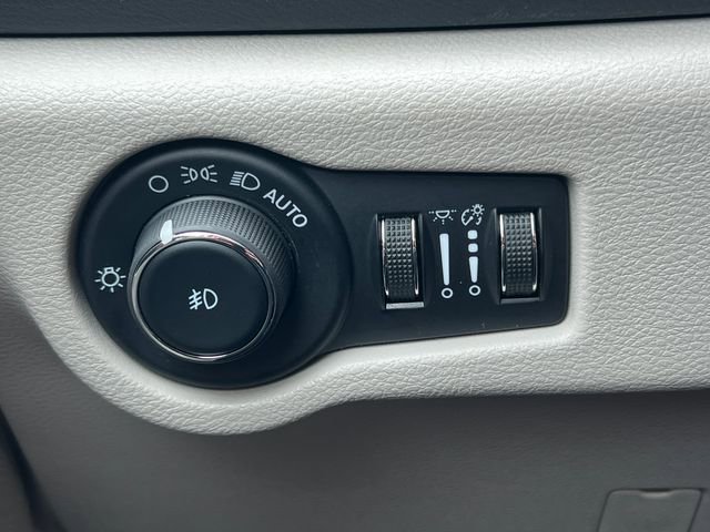 Used 2024 Chrysler Pacifica Touring-L FWD image 19