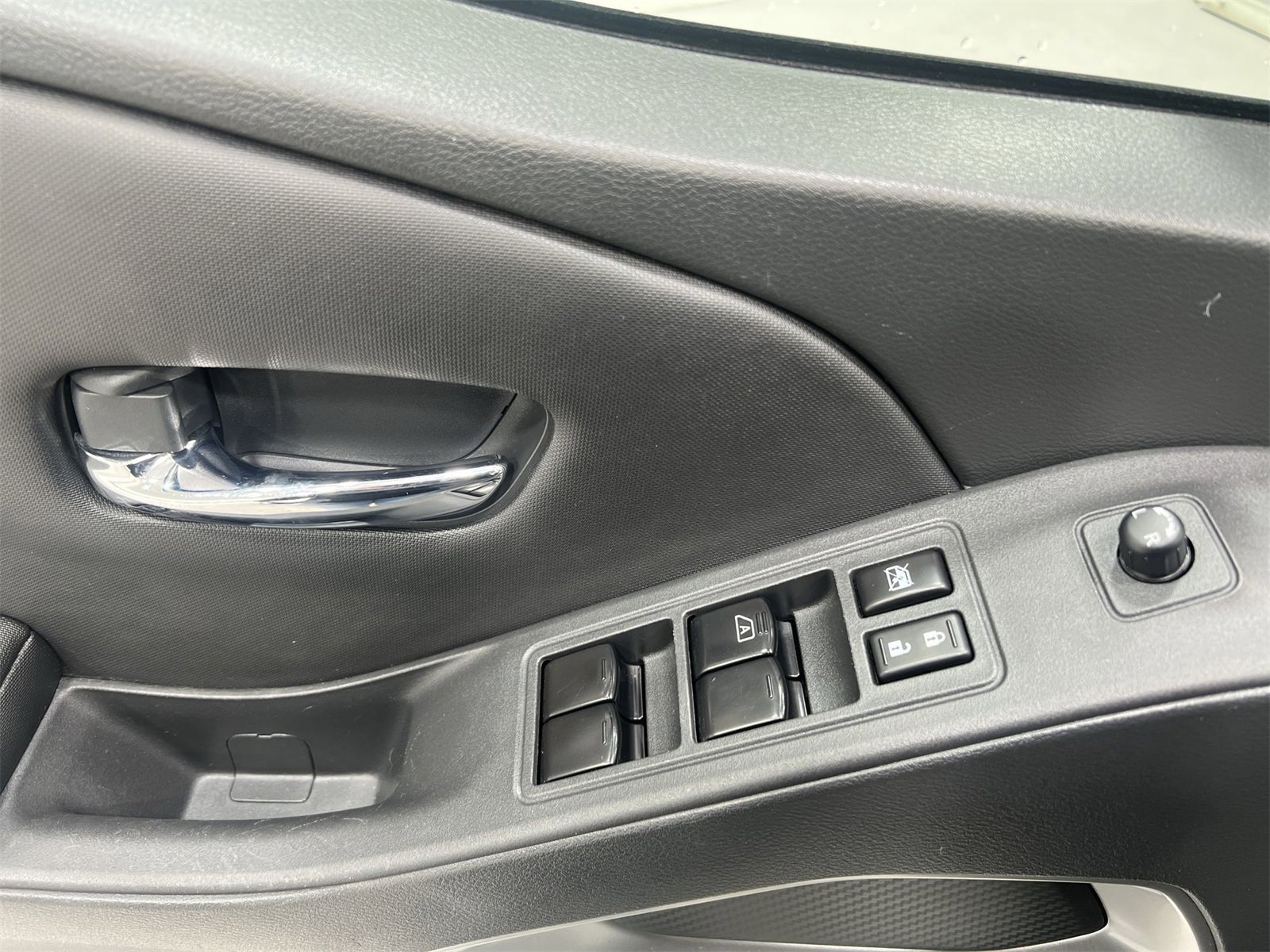 Used 2023 Nissan Frontier SV image 13