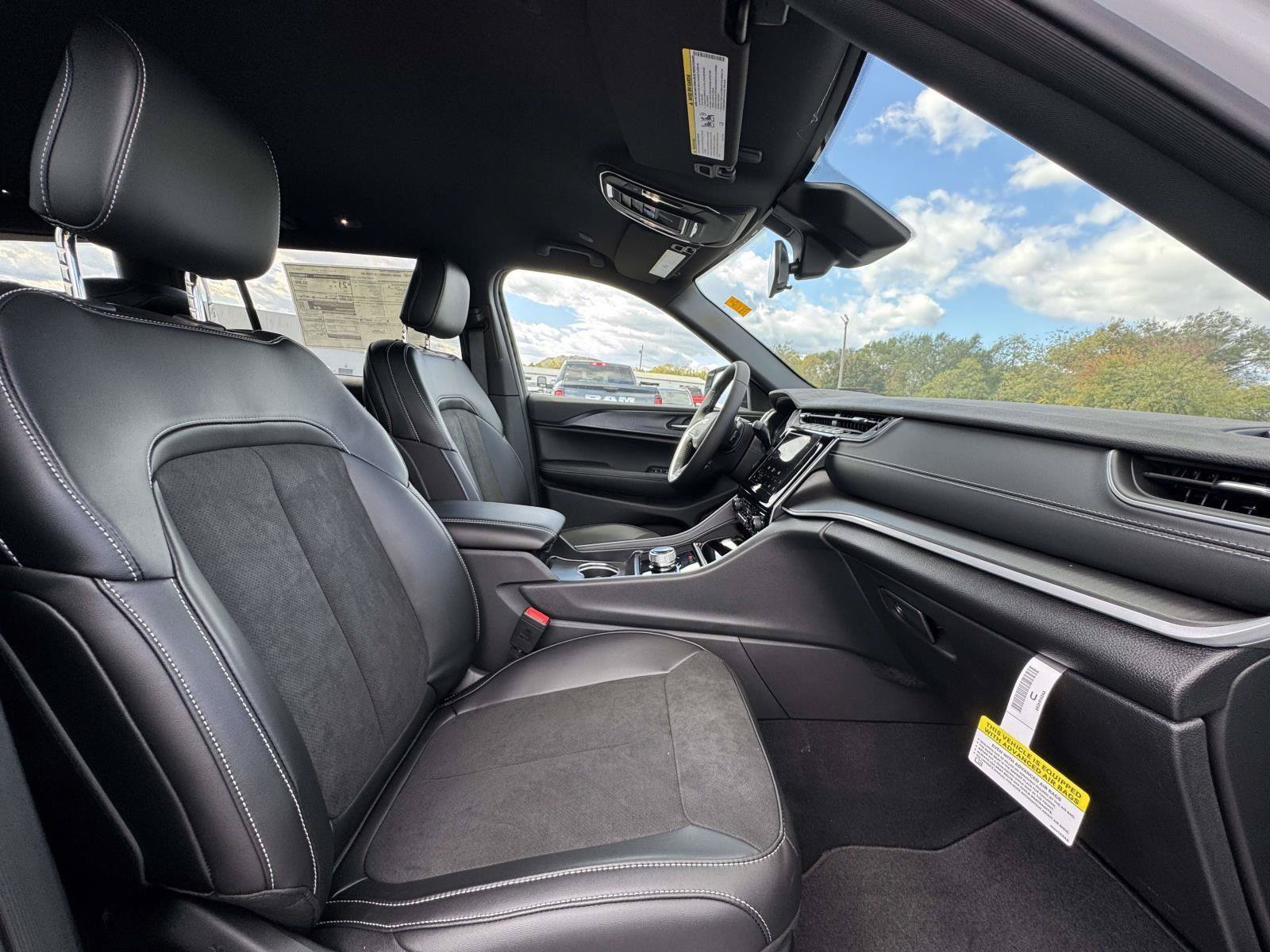 New 2025 Jeep Grand Cherokee L Laredo AWD/4WD image 13