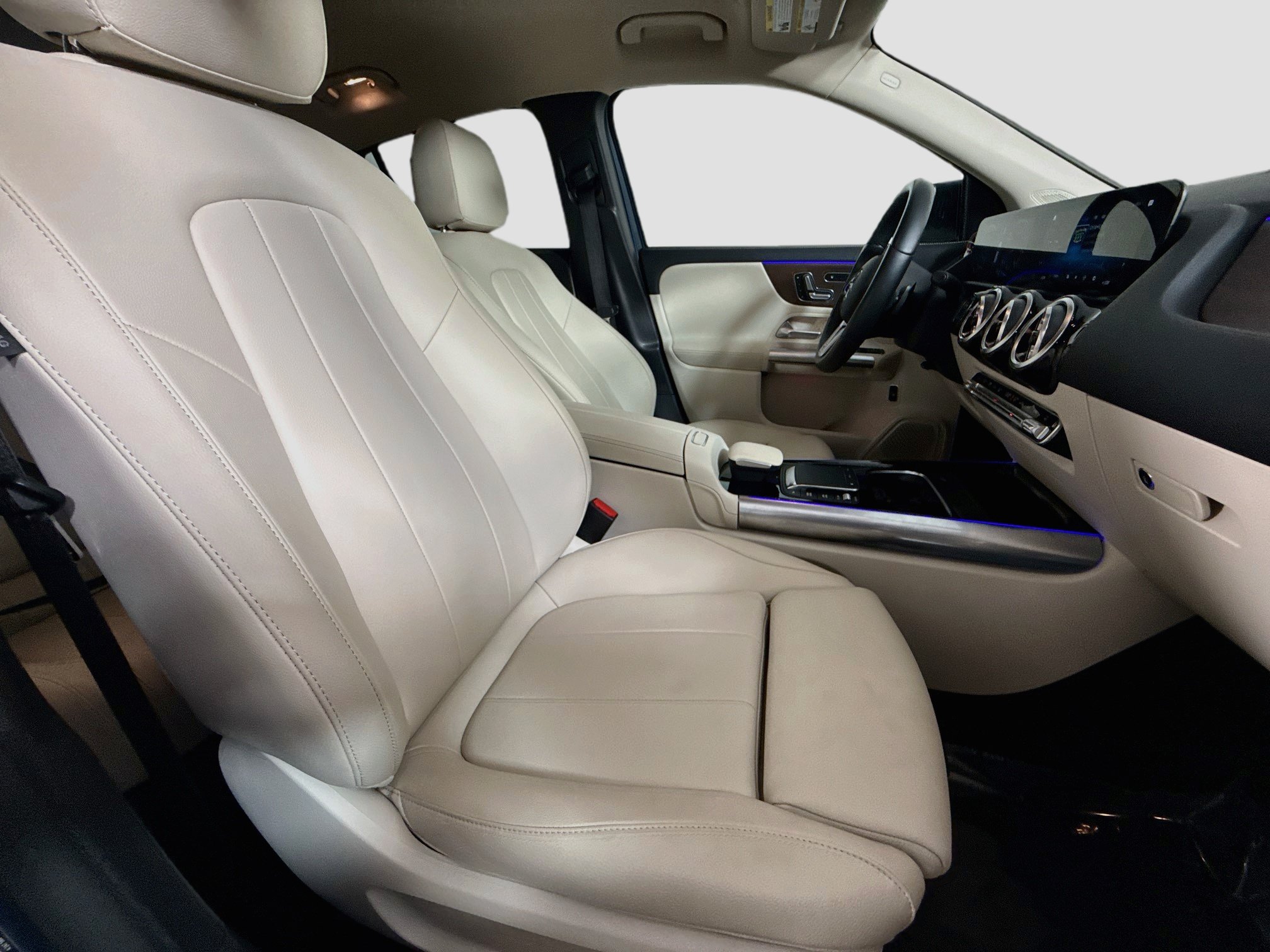 Used 2023 Mercedes-Benz GLA 250 4MATIC w/ Premium Package image 29