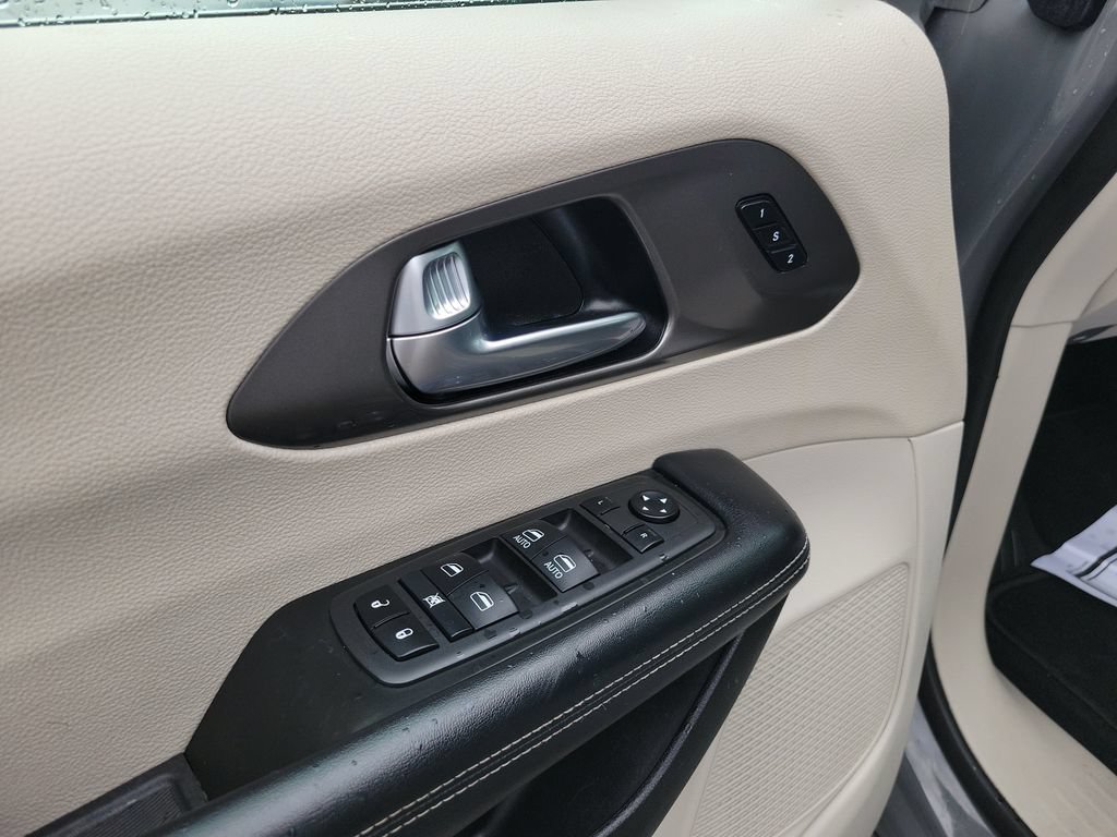 Used 2022 Chrysler Pacifica Touring-L FWD image 19