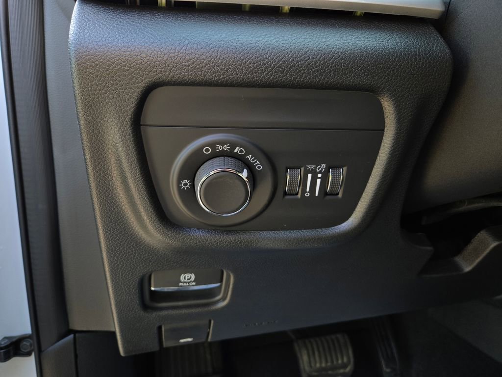 Used 2025 Jeep Grand Cherokee Altitude image 15