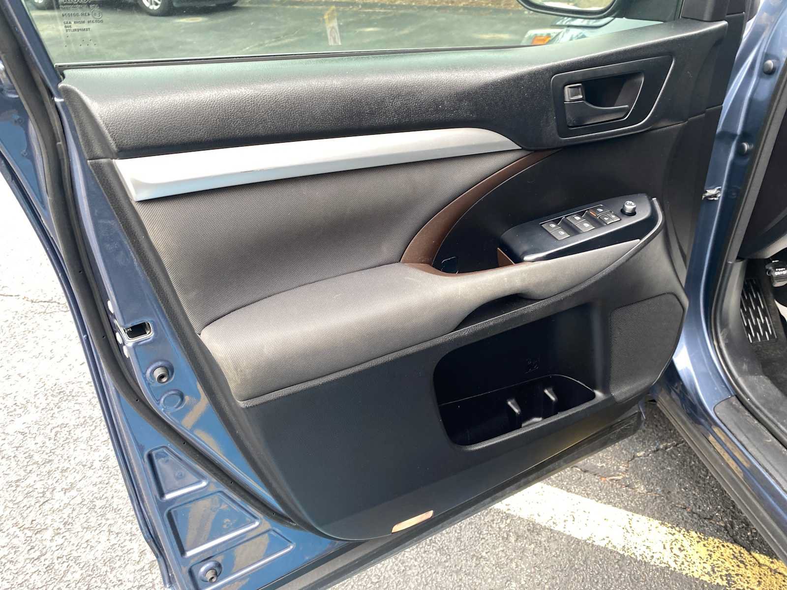 Used 2018 Toyota Highlander LE FWD image 29