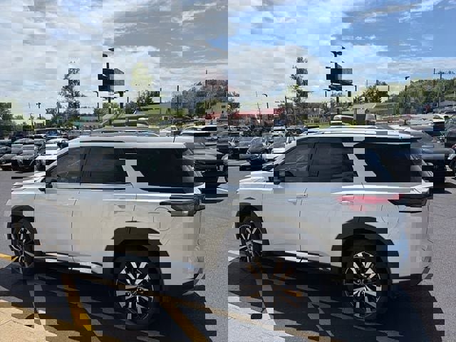 Used 2025 Nissan Pathfinder Platinum w/ Cargo Package image 7