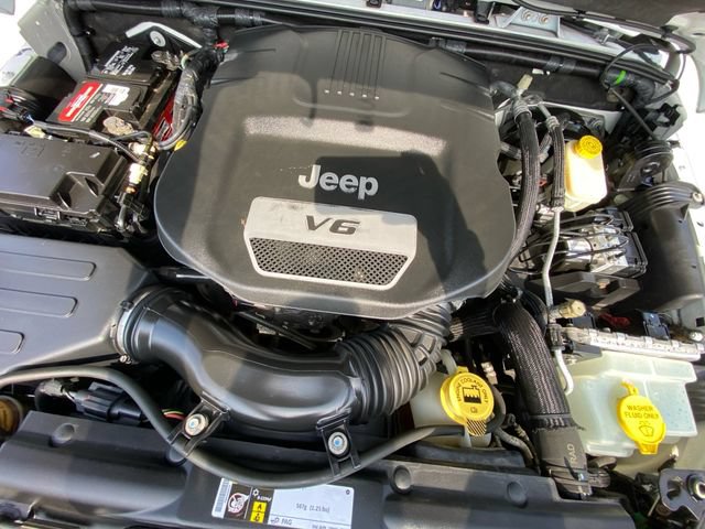 Used 2015 Jeep Wrangler Unlimited Sahara w/ Connectivity Group AWD/4WD image 25