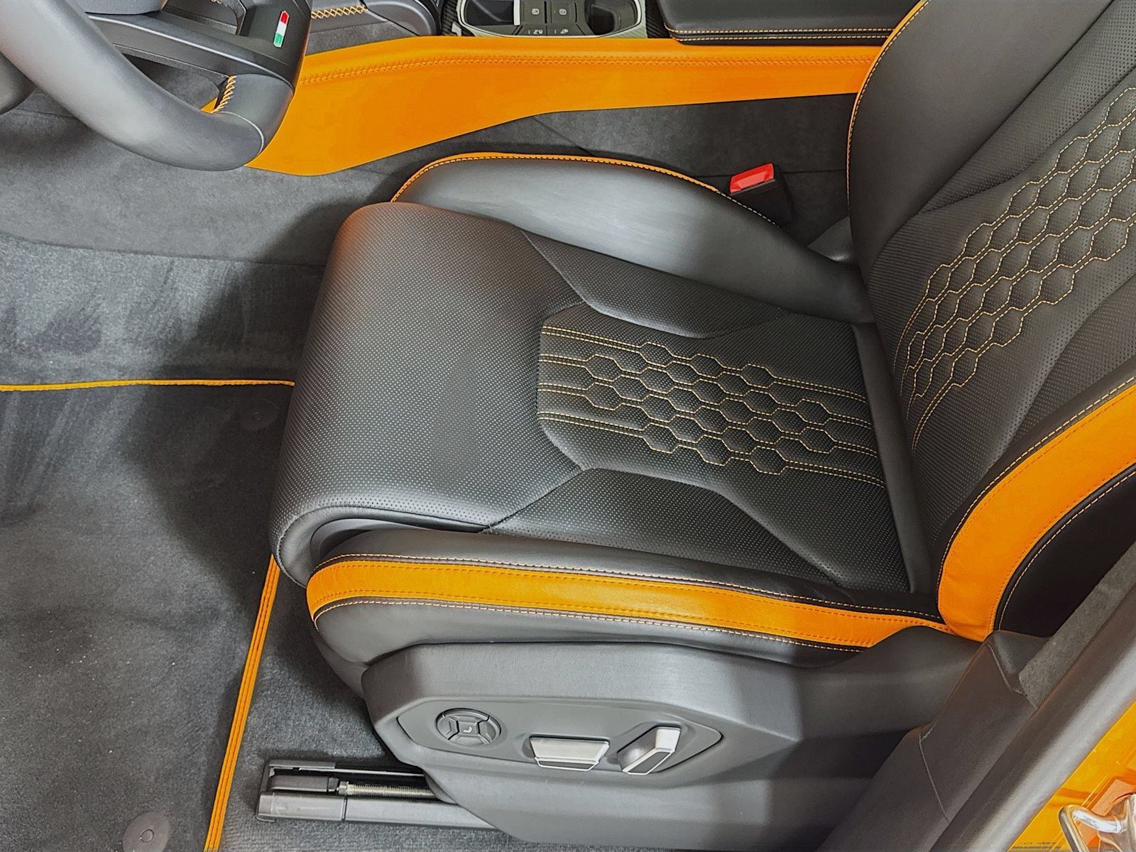 Used 2025 Lamborghini Urus SE AWD/4WD image 18