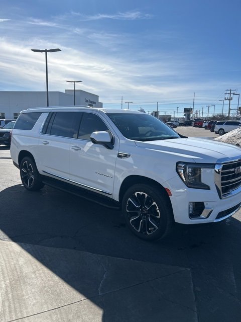 Used 2023 GMC Yukon XL SLT image 3