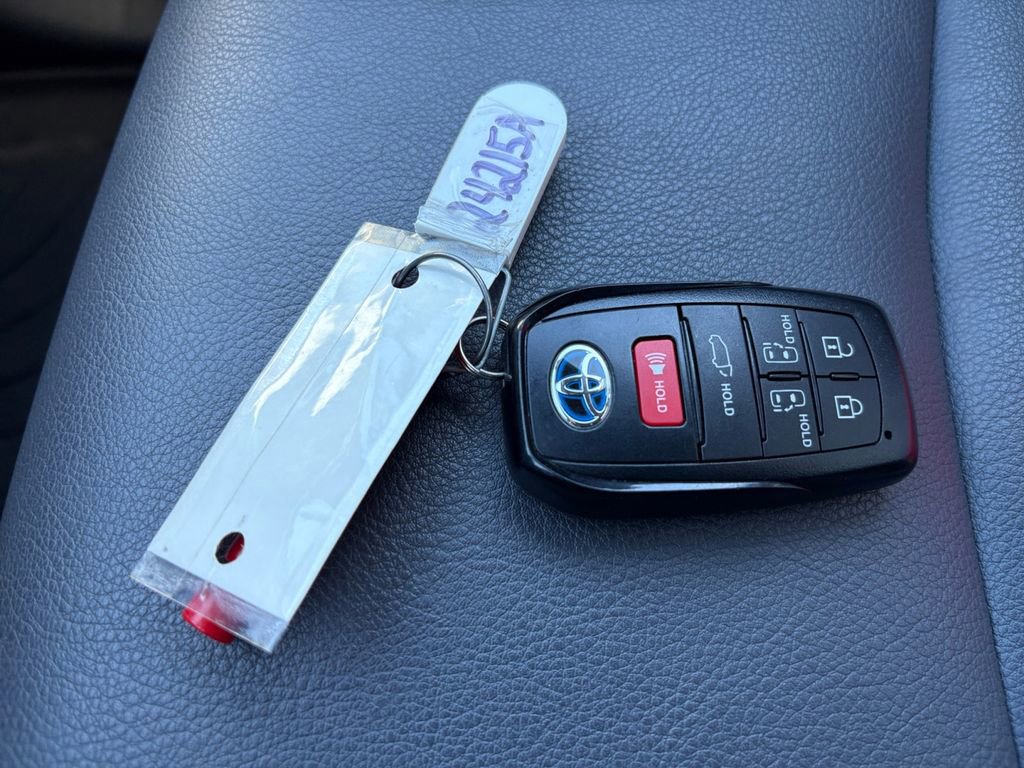 Used 2023 Toyota Sienna XSE image 33