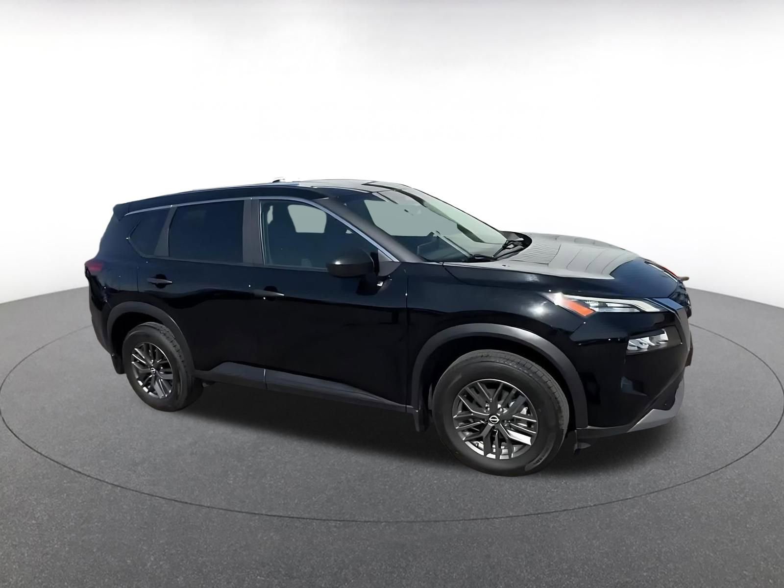 Used 2023 Nissan Rogue S image 2
