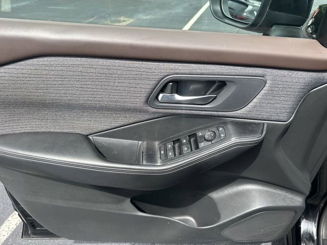 Used 2023 Nissan Rogue SV image 10