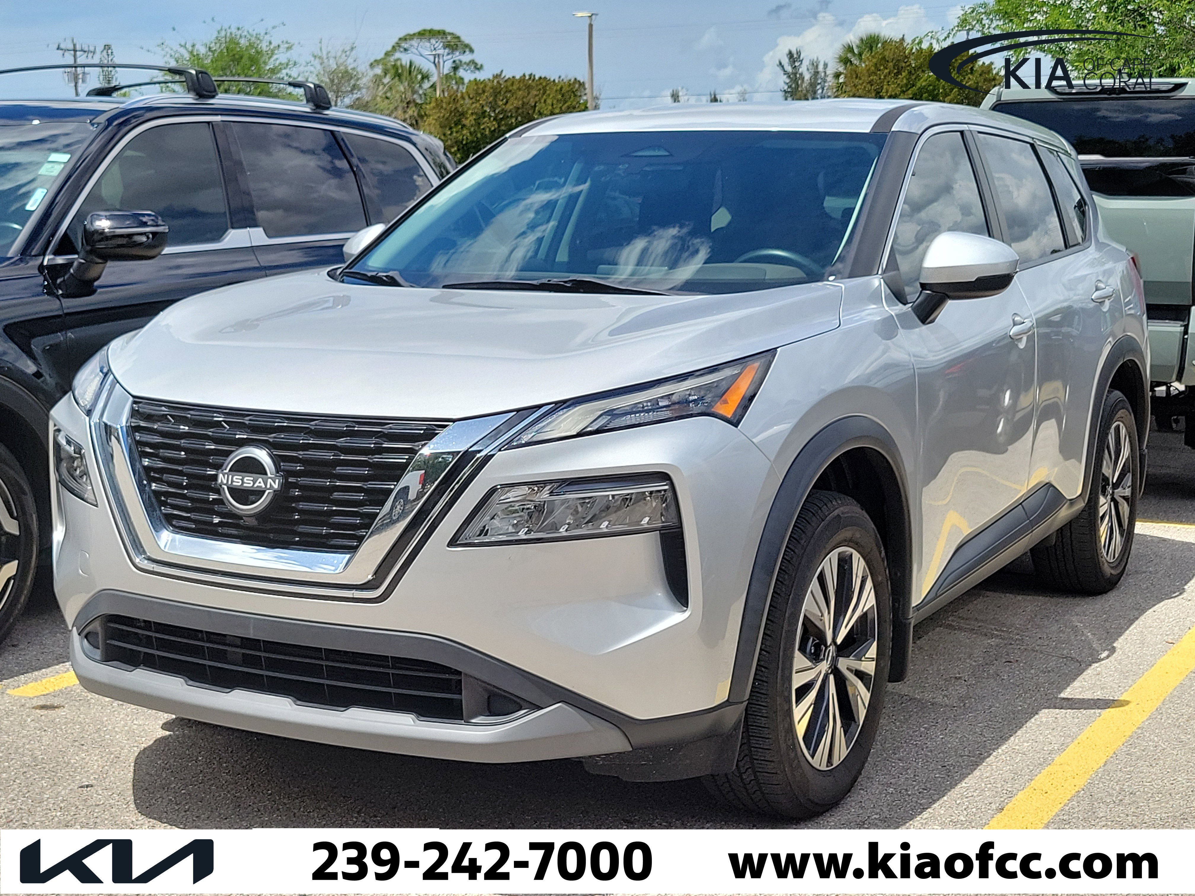 Used 2022 Nissan Rogue SV image 3