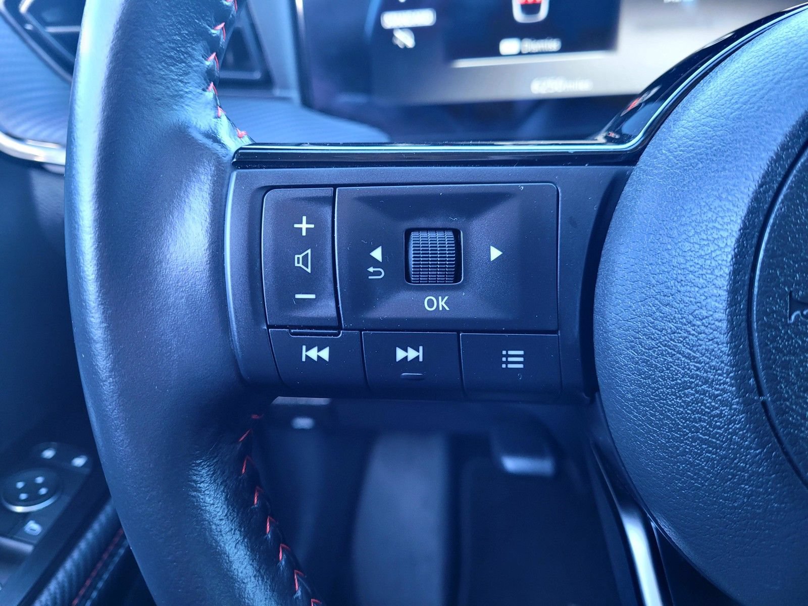 Used 2025 Nissan Kicks SR FWD image 30
