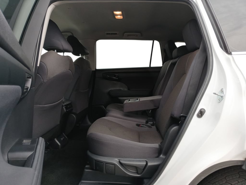 Used 2024 Toyota Highlander LE FWD image 26