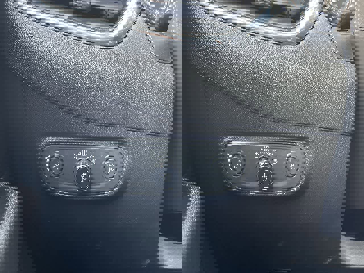 Used 2023 Chevrolet Equinox Premier image 31