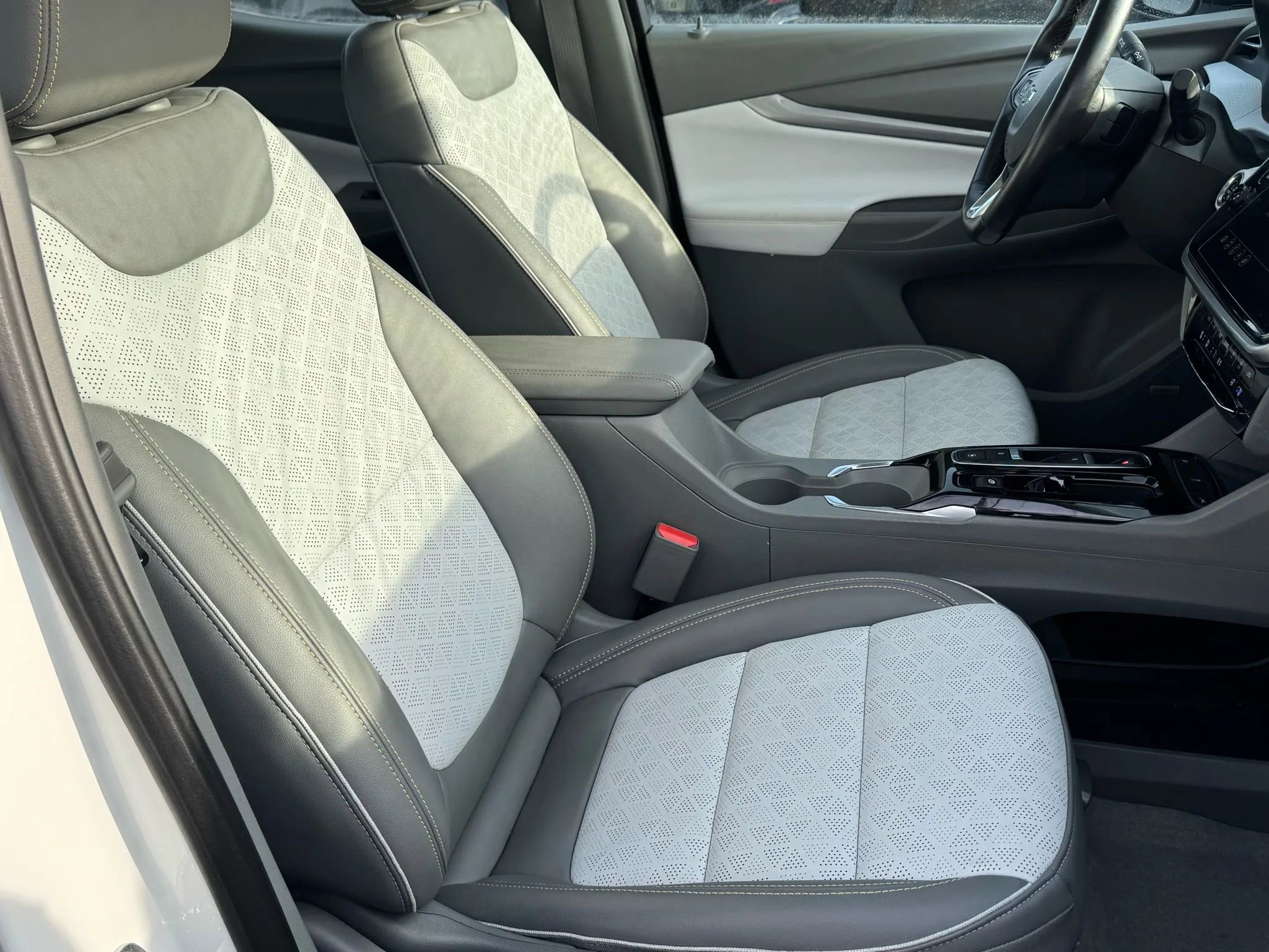 Used 2022 Chevrolet Bolt EUV Premier w/ Sun & Sound Package image 21