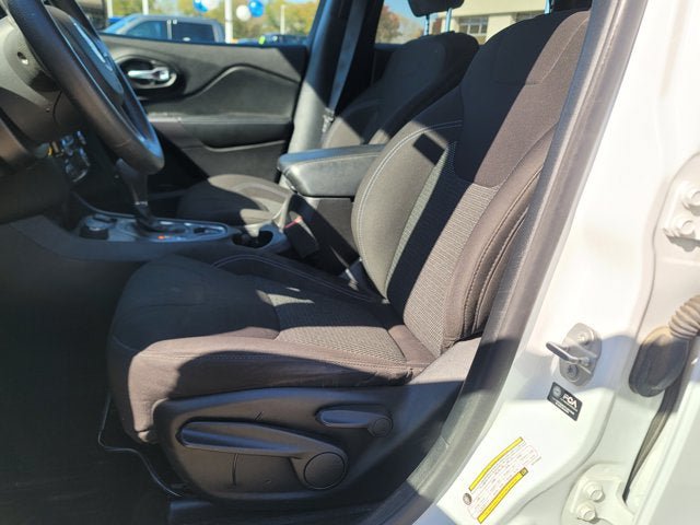 Used 2021 Jeep Cherokee Latitude AWD/4WD image 18