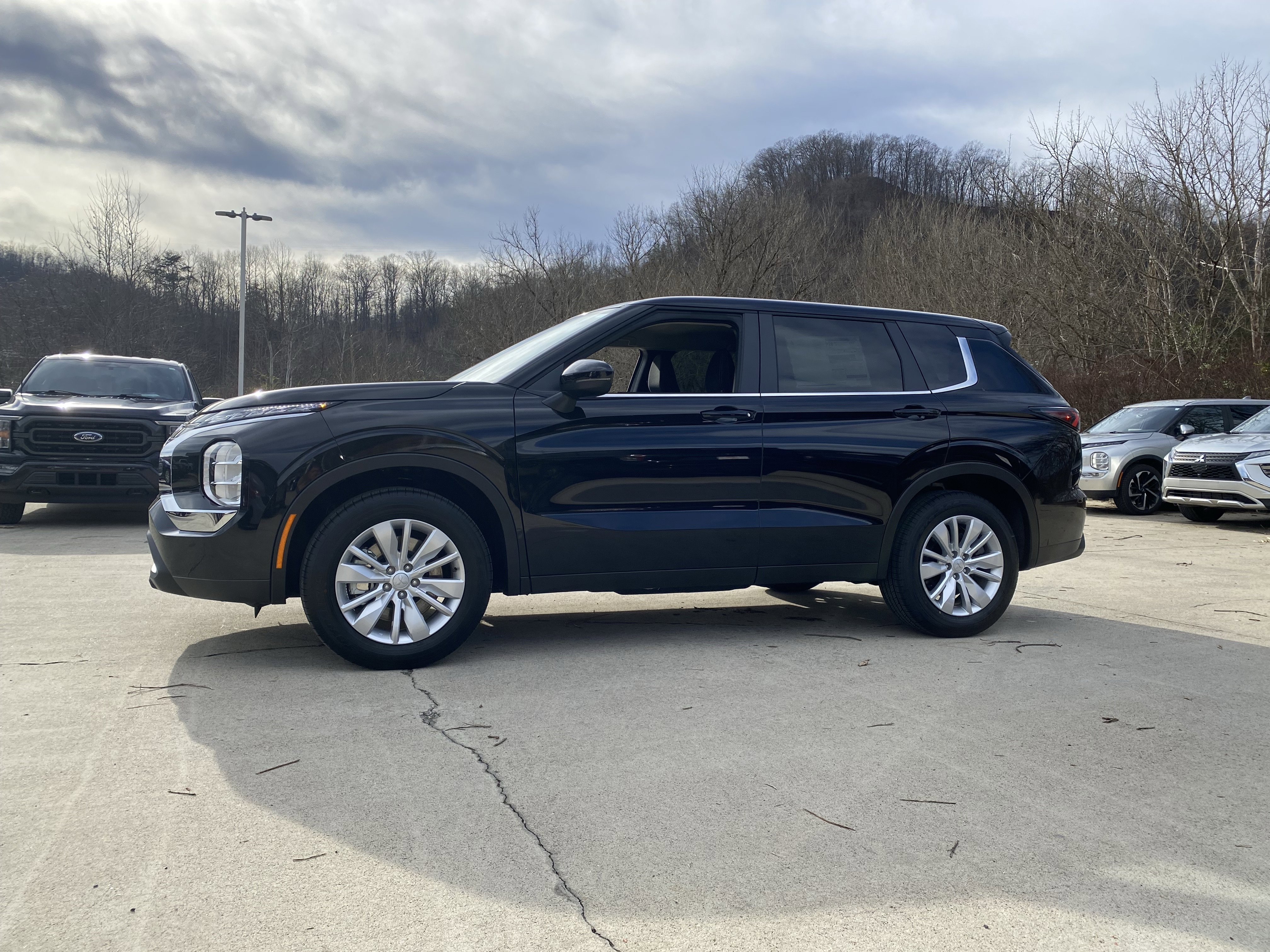 New 2026 Mitsubishi Outlander ES FWD image 2