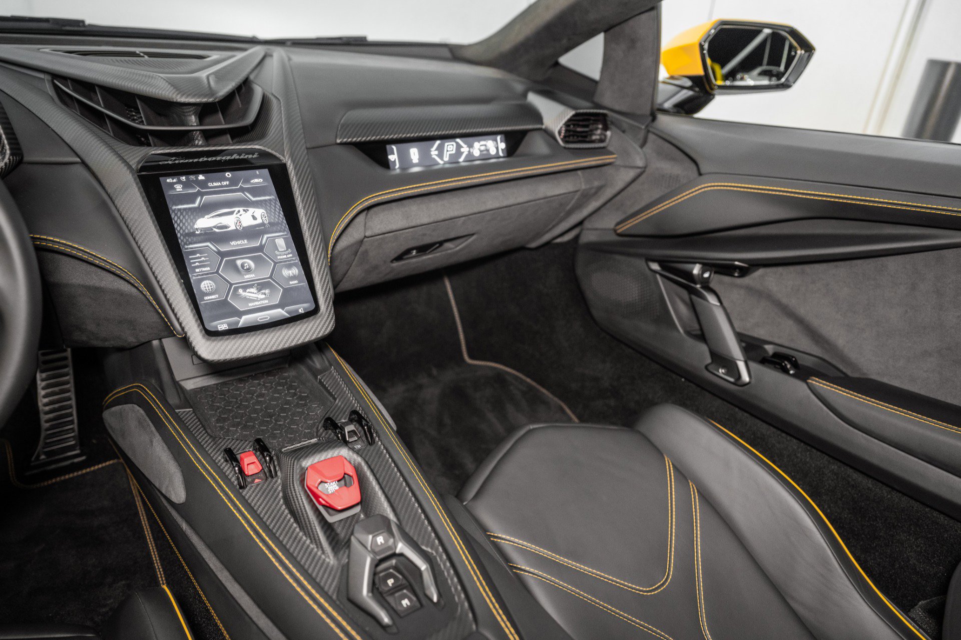 Used 2024 Lamborghini Revuelto image 30