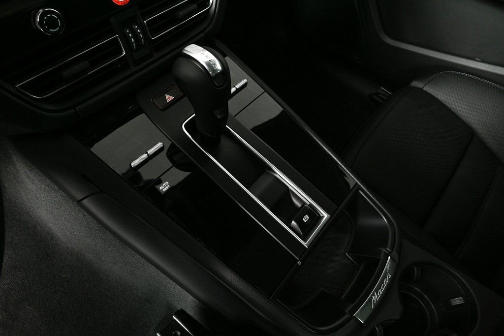 Certified 2025 Porsche Macan image 17
