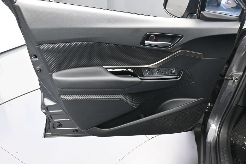 Used 2019 Toyota C-HR XLE FWD image 12