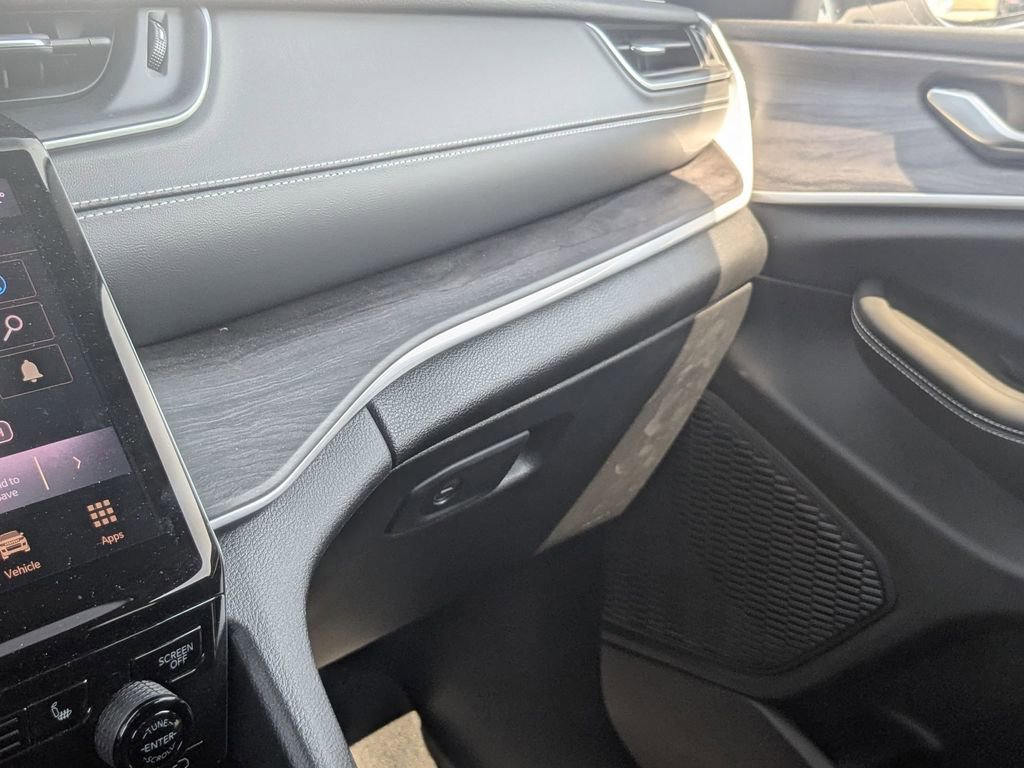 Used 2023 Jeep Grand Cherokee Limited w/ Black Appearance Package image 25