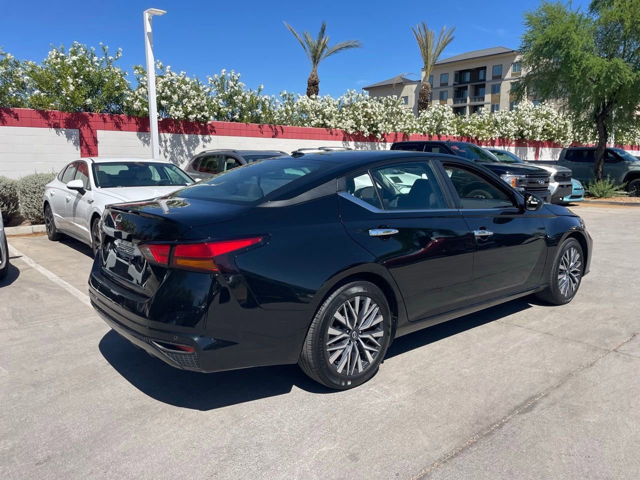 Used 2025 Nissan Altima 2.5 SV image 2